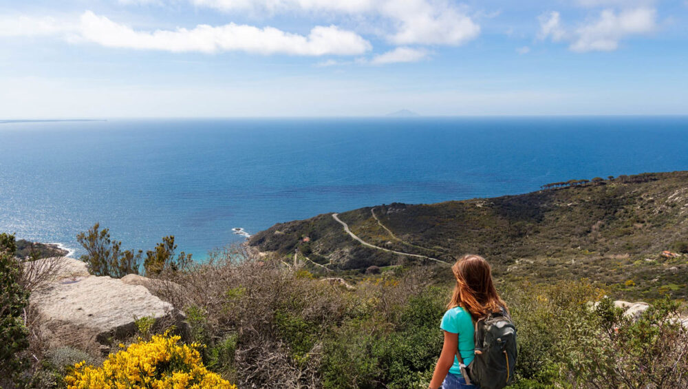 Viaggi di istruzione scuole superiori ragazza guarda il mare