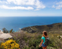 Viaggi di istruzione scuole superiori ragazza guarda il mare