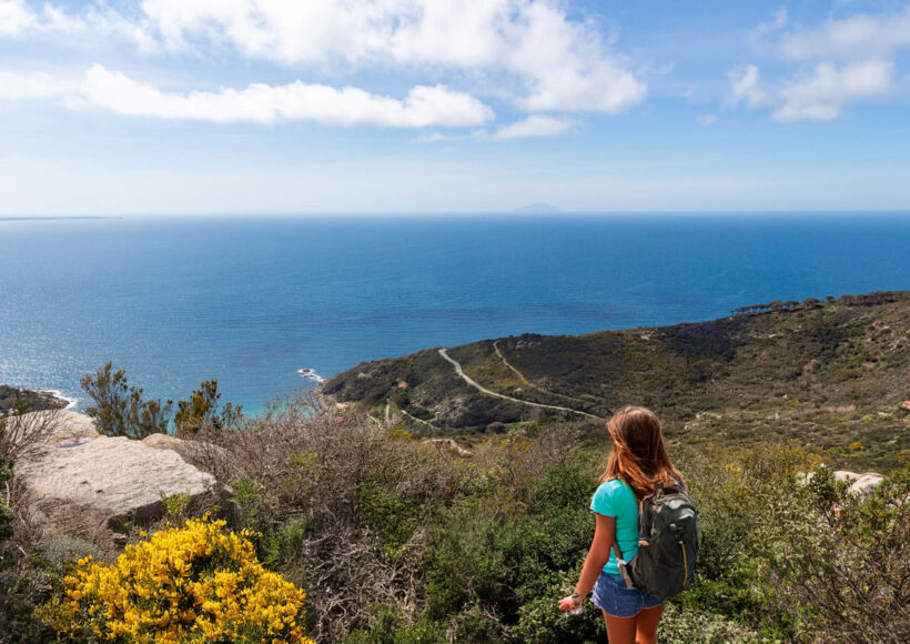 Viaggi di istruzione scuole superiori ragazza guarda il mare